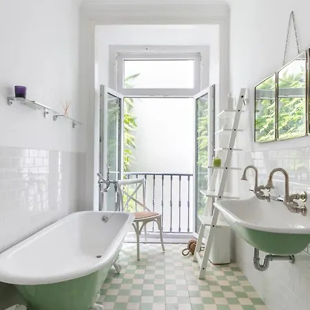 Apartamento Plum Guide - Lisboeta Kitchen